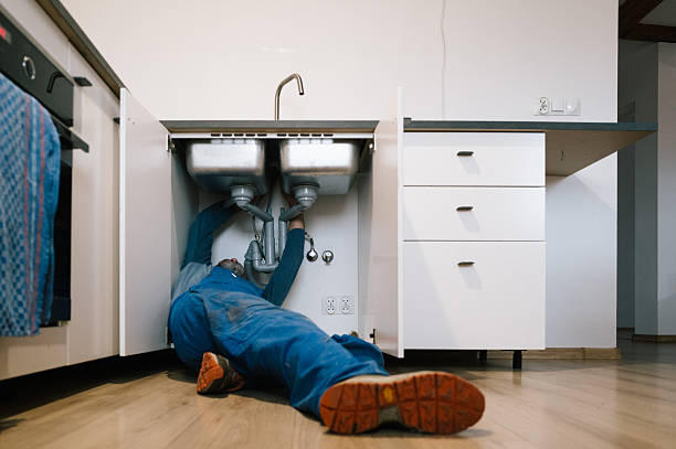 Professional Emergency Plumber technician working in Morris, OK
